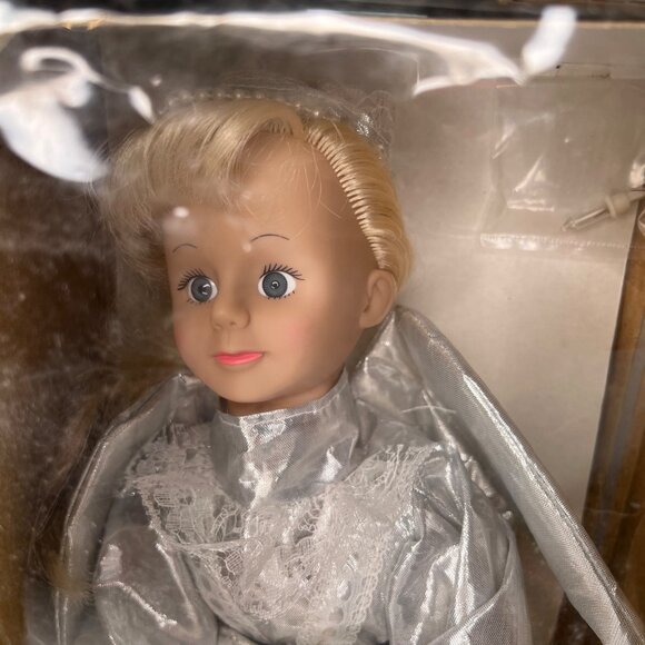 Holiday Trim 18" Battery Operated Animated Illuminated Christmas Angel Figure - Picture 3 of 8